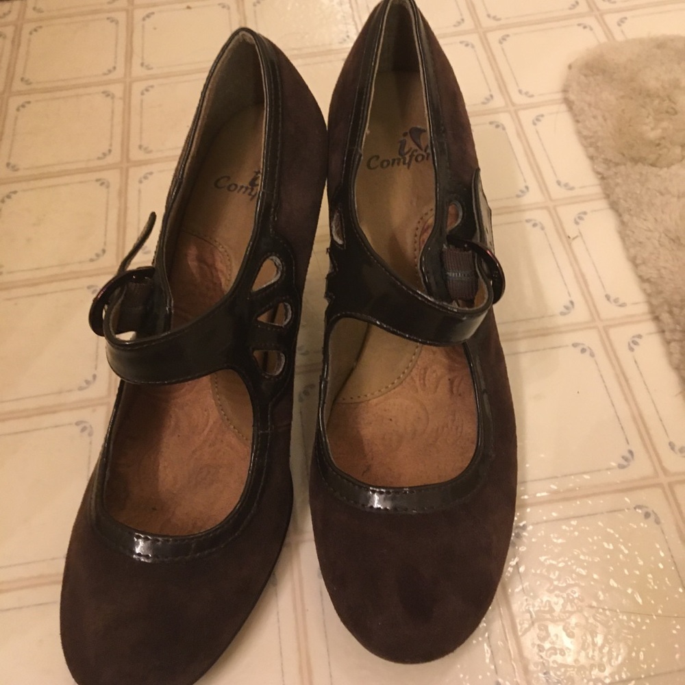 These are a brown 3 inch heel, size 7